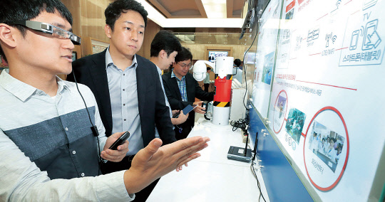 KT가 28일과 29일 서울 광화문 정부서울청사에서 열리는 '혁신성장 첨단기술전'에서 단계별 재난안전플랫폼을 선보인다, KT 직원이 AR글래스 등 관련 서비스를 소개하고 있다.   KT 제공